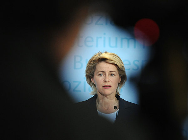 Pressekonferenz zu Arbeitsmarktzahlen - von der Leyen