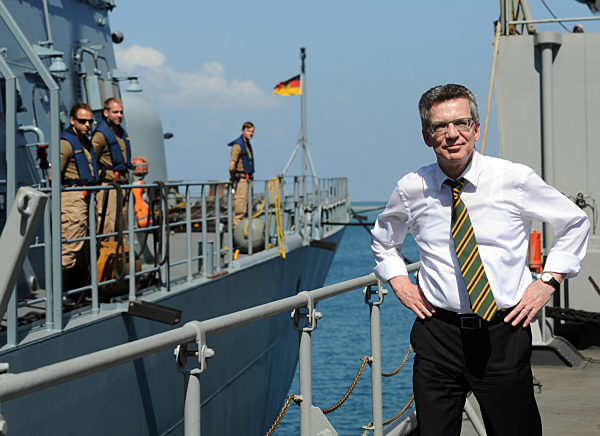 Thomas de Maiziere besucht Truppen in Dschibuti