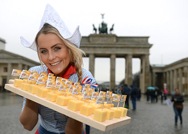 Grüne Woche - Frau Antje vor dem Brandenburger Tor