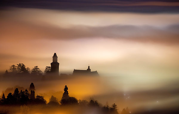 Burg Kronberg im Nebel