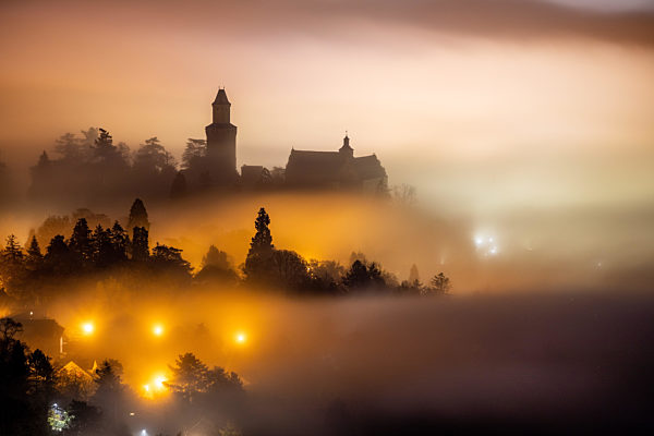Burg Kronberg im Nebel
