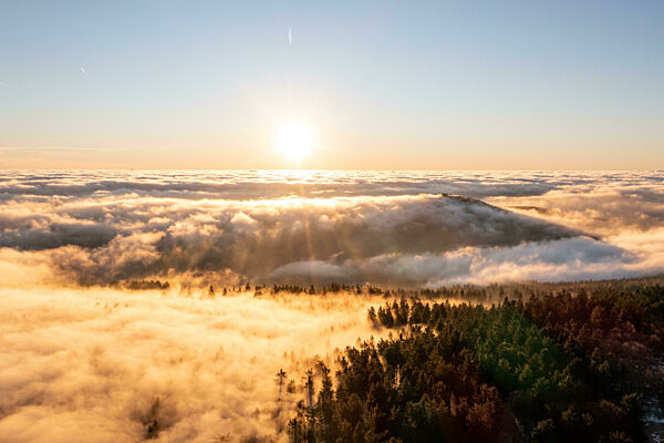 Sonnenaufgang über dem Hochnebel