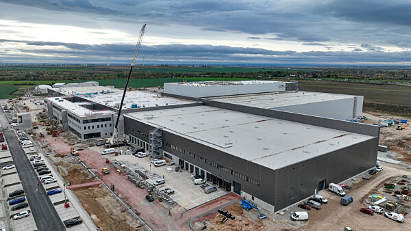 Richtfest für Avnet Elektronik-Verteilzentrum in Bernburg