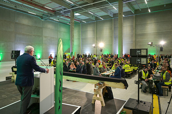 Richtfest für Avnet Elektronik-Verteilzentrum in Bernburg