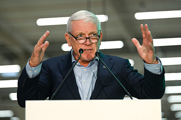 Richtfest für Avnet Elektronik-Verteilzentrum in Bernburg