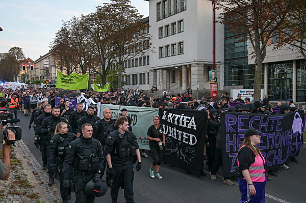 Landtagswahl Thüringen - Antifa-Demonstration durch Erfurt
