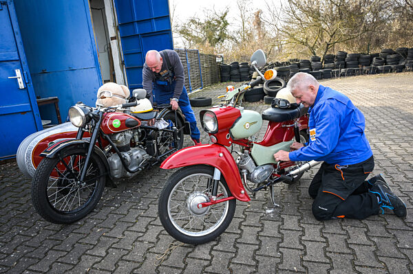 Biker holen Maschinen aus dem Winterschlaf