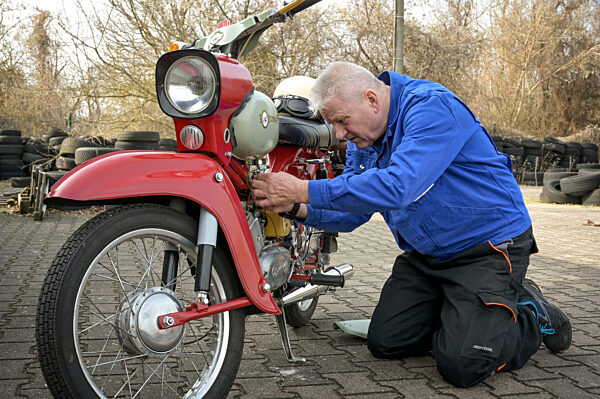 Biker holen Maschinen aus dem Winterschlaf