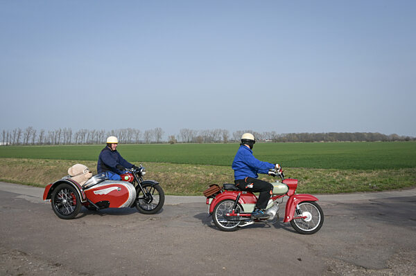 Biker holen Maschinen aus dem Winterschlaf