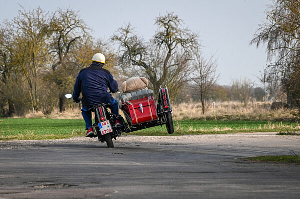 Biker holen Maschinen aus dem Winterschlaf