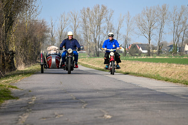 Biker holen Maschinen aus dem Winterschlaf