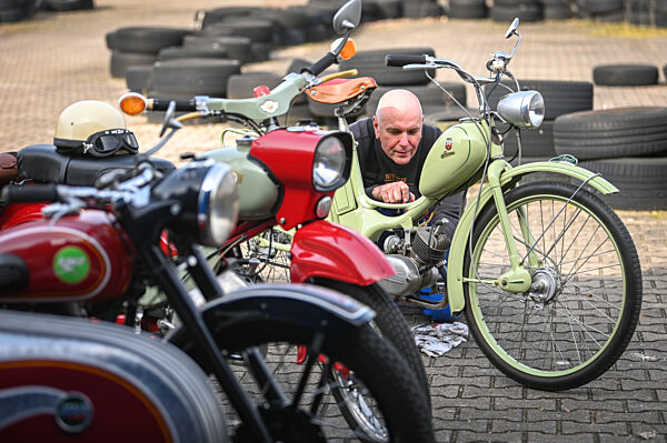 Biker holen Maschinen aus dem Winterschlaf