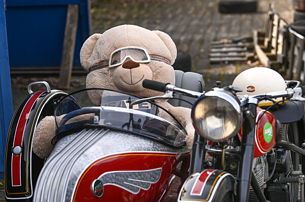 Biker holen Maschinen aus dem Winterschlaf