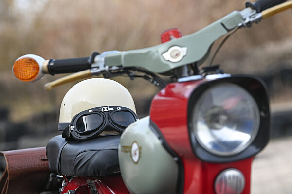 Biker holen Maschinen aus dem Winterschlaf