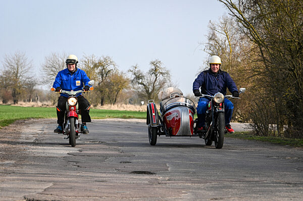 Biker holen Maschinen aus dem Winterschlaf