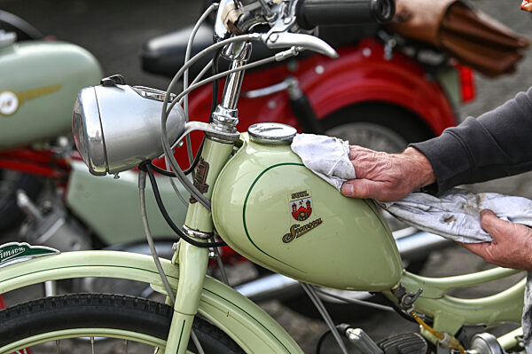 Biker holen Maschinen aus dem Winterschlaf