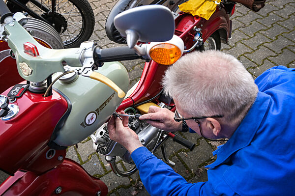 Biker holen Maschinen aus dem Winterschlaf