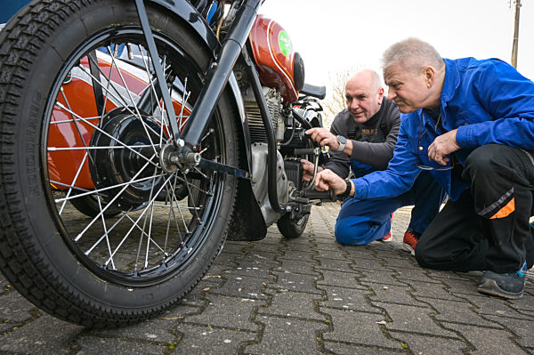 Biker holen Maschinen aus dem Winterschlaf