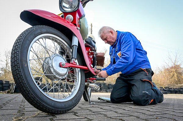 Biker holen Maschinen aus dem Winterschlaf