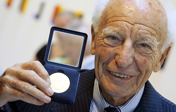 Alt-Bundespräsident Walter Scheel zeigt lächelnd am Donnerstag (24.05...