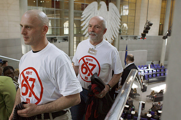 Mitglieder der IG Metall Wolfsburg tragen am Freitag (09.03...