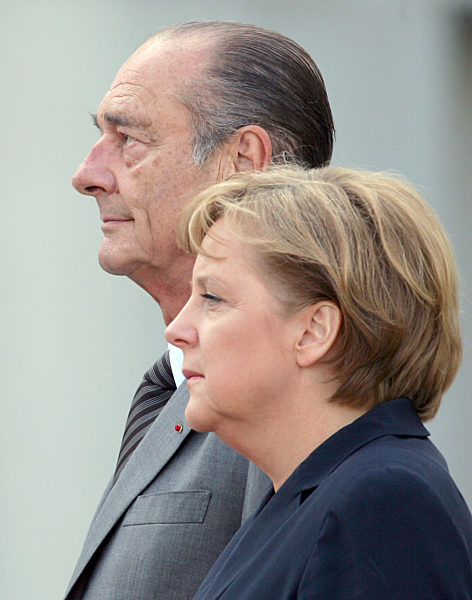 Bundeskanzlerin Angela Merkel (r) und der scheidende französische...