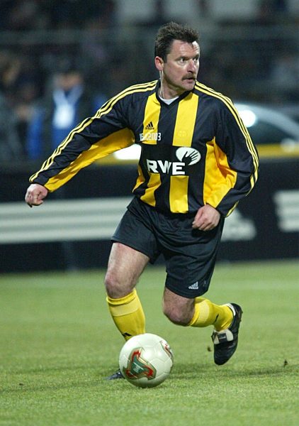 Fußball: Frank Lippmann am Ball