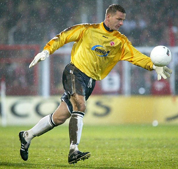 Fußball: Georg Koch beim Abschlag