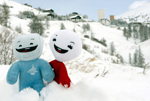Turin 2006: Maskottchen am Ortschild Sestriere