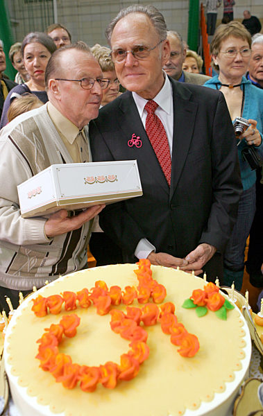 Gustav-Adolf Schur (r) erhält am 25.02.2006 in Leipzig bei seiner...