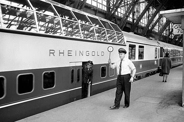 Panoramawagen im Hauptbahnhof Köln 1962