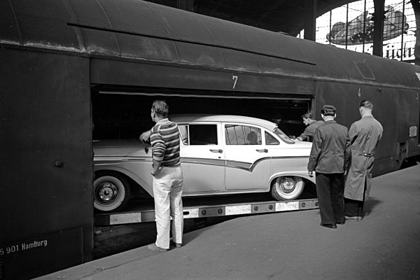 Autoverladung am Bahnhof Hamburg-Altona 1958