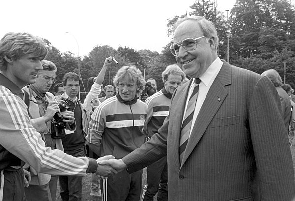 Fußball EM 1984 - Helmut Kohl besucht deutsche Mannschaft