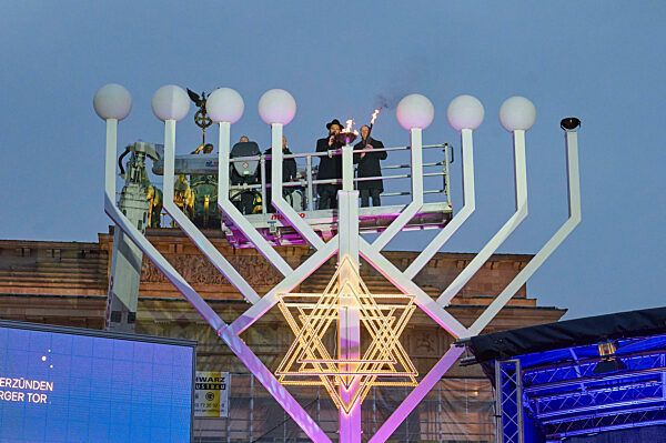 Chanukka-Leuchter am Brandenburger Tor entzuendet