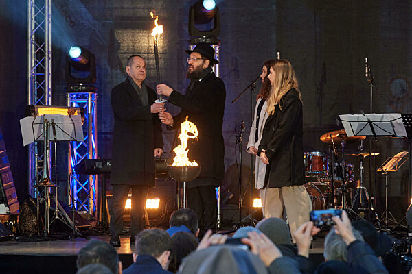 Chanukka-Leuchter am Brandenburger Tor entzuendet
