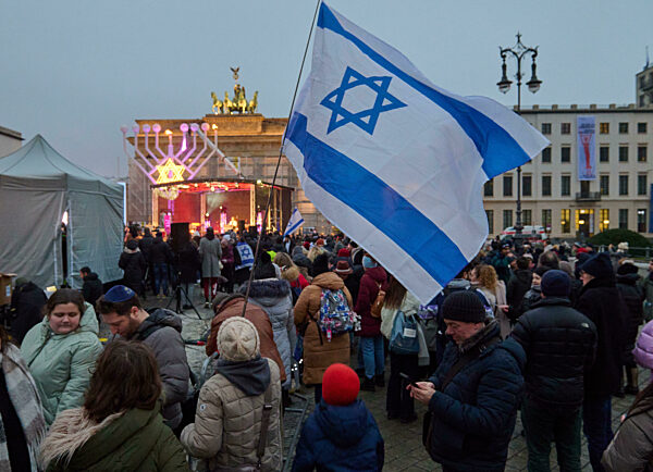 Chanukka-Leuchter am Brandenburger Tor entzuendet