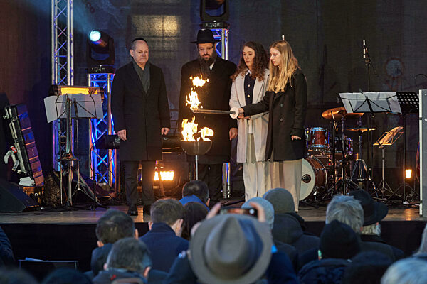 Chanukka-Leuchter am Brandenburger Tor entzuendet