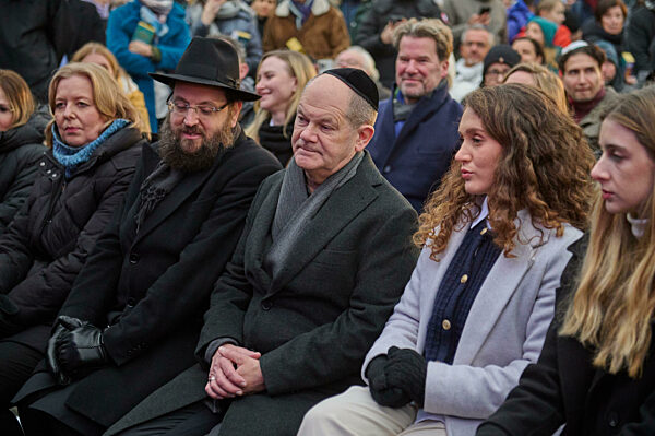 Chanukka-Leuchter am Brandenburger Tor entzuendet