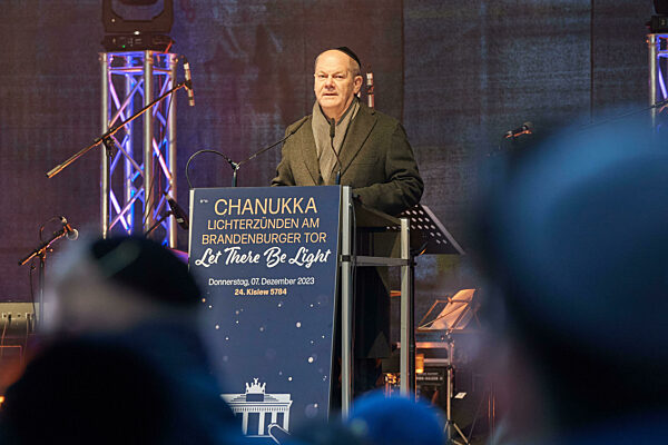 Chanukka-Leuchter am Brandenburger Tor entzuendet