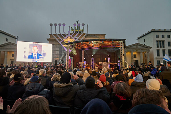 Chanukka-Leuchter am Brandenburger Tor entzuendet