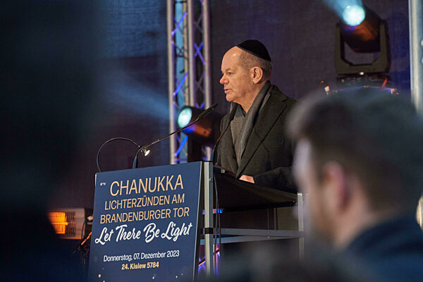 Chanukka-Leuchter am Brandenburger Tor entzuendet