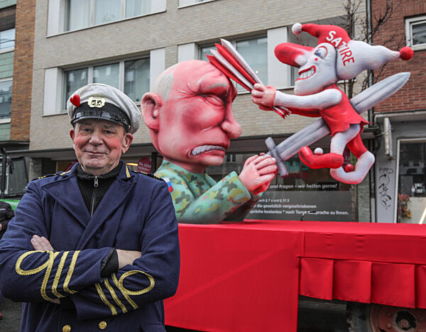 Mottowagen zu Verfahren gegen Tilly: Putin spiesst Hoppeditz auf