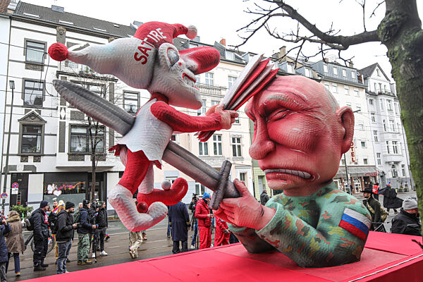 Mottowagen zu Verfahren gegen Tilly: Putin spiesst Hoppeditz auf