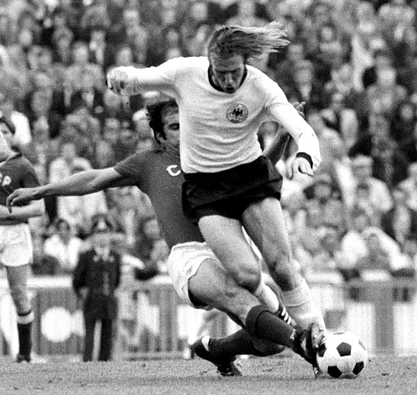 Günther Netzer -GER- (re.) gegen Churtsilawa -UdSSR-