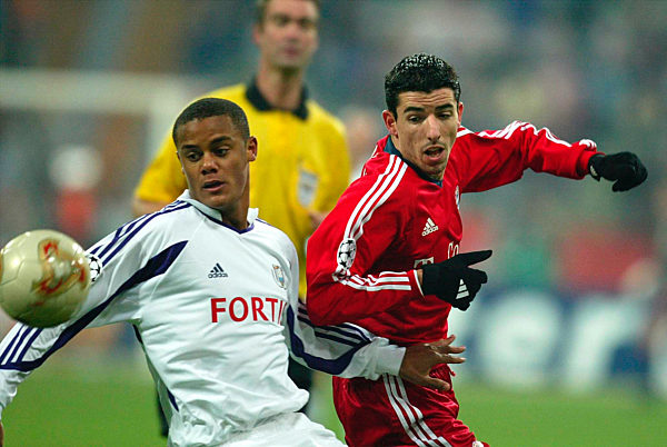 v.l. Vincent Kompany (RSC) gegen Roy Makaay (Bayern)