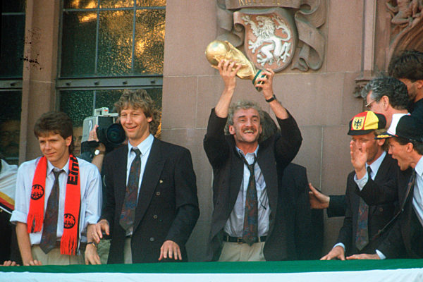v.l. Andreas Möller, Guido Buchwald, Rudi Völler mit dem