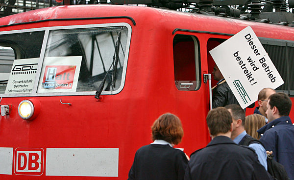 Streikende der GDL (Gewerkschaft deutscher Lokomotivführer) stehen am...