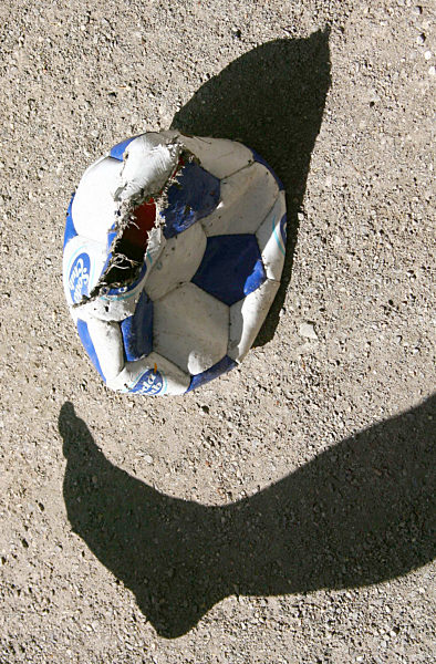 Neben einem kaputten Fußball ist am 08.07...