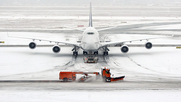 Ein Räumfahrzeug befreit am Montag (05.01...