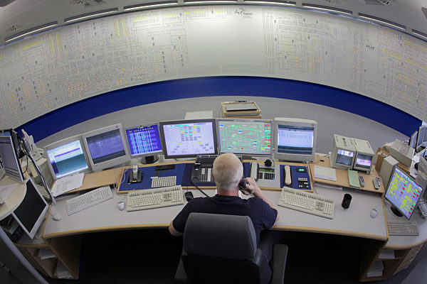 Ein Mitarbeiter hat am Sonntag (09.08.2009) in Frankfurt am Main die rund 74...